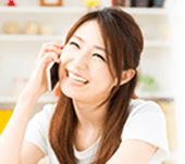 若い女性が笑顔で電話をしている写真